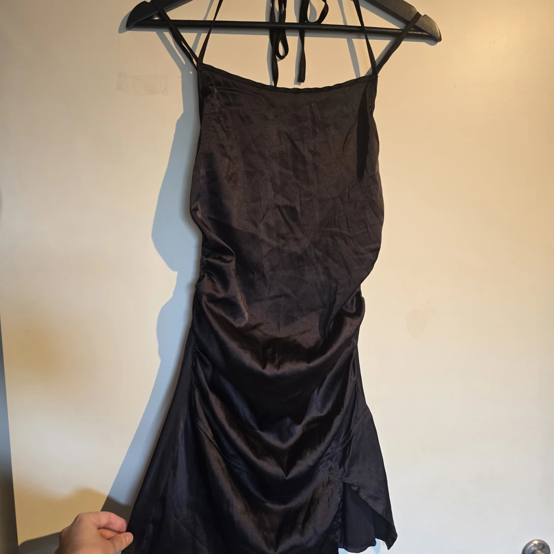 Svart satin klänning med snörning - 2