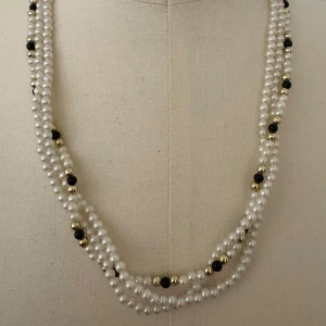 Pärlhalsband med svarta och guldiga detaljer - Krimskrams. Halsband. Hämtas i Hägersten om du vill slippa frakt. Var även uppmärksam på när Plick erbjuder fraktfritt ibland på dyrare plagg. Följ mig gärna. Har mycket att lägga ut i olika storlekar! 