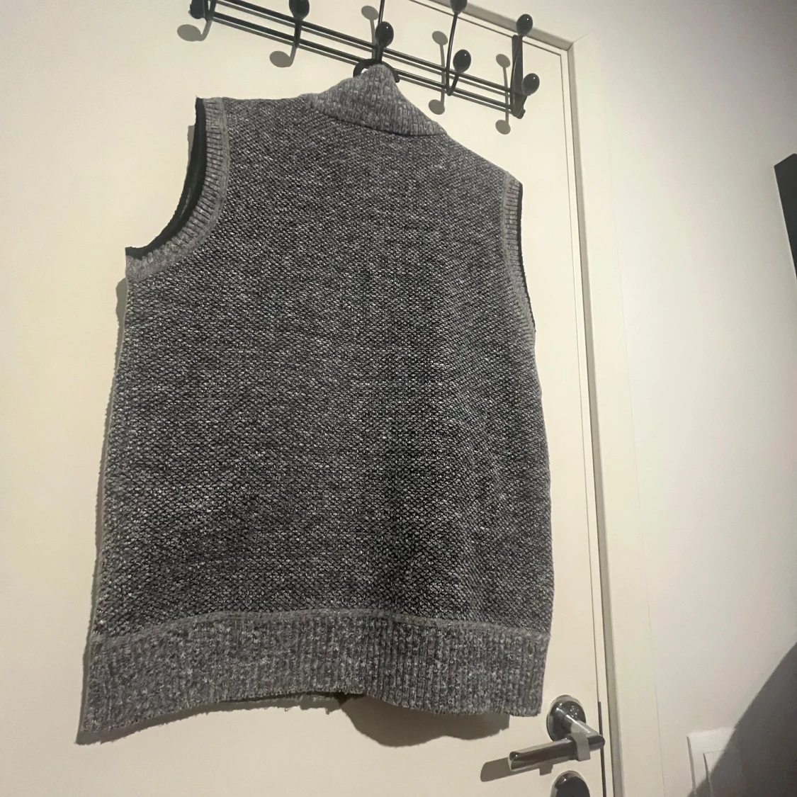 Grå stickad väst med dragkedja - 1