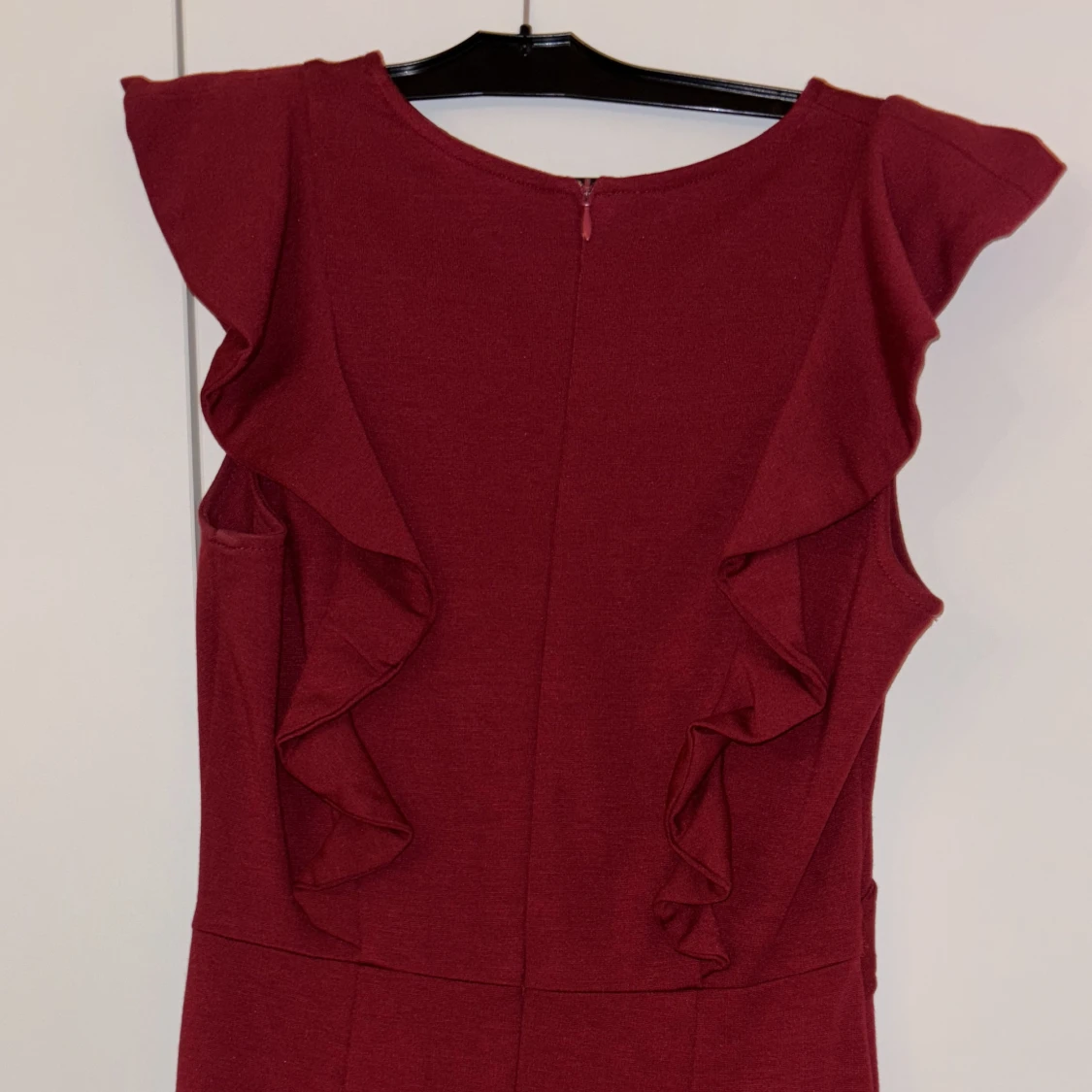 Vinröd klänning med bälte och volang - 4