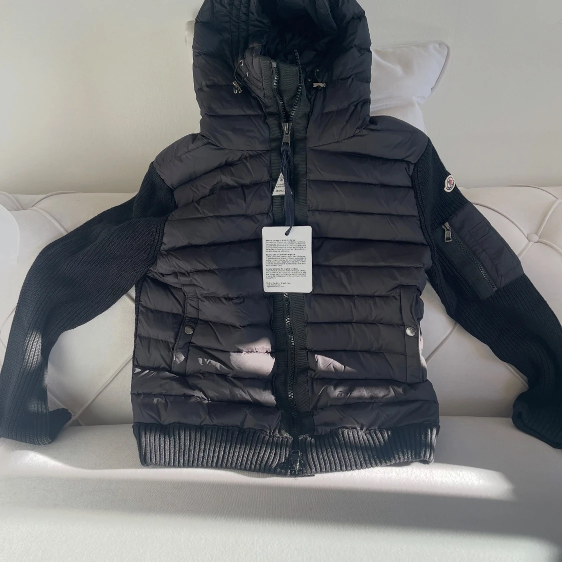 Svart Moncler dunjacka med stickade ärmar