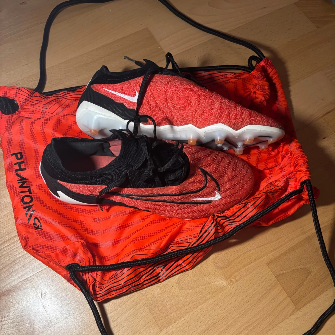 Nike Phantom fotbollsskor röd/svart