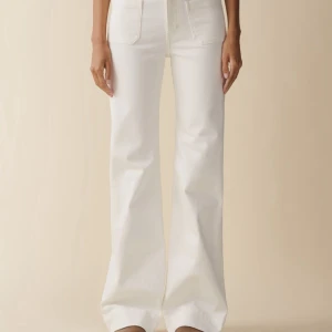 Vita jeanerica Jeans - Snygga vita jeans med hög midja och breda ben. Byxorna har klassiska fickor fram och bak och är tillverkade i ett stadigt jeanstyg. Perfekta för dig som gillar en trendig och avslappnad look. Från jeanerica. St 25 32