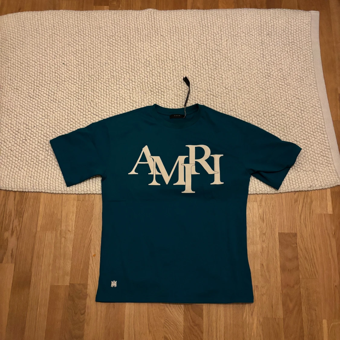 Turkos t-shirt från AMIRI med logga