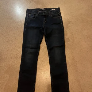 Mörkblå Replay jeans Vicky, stl 29 - Säljer nu mina snygga mörkblå jeans från Replay, modell Vicky. Klassisk femficksdesign med kontrastsömmar och diskret Replay-logga på fickan. Jeansen har en smal passform och är tillverkade i stretchigt denim för extra komfort. Jeansen är i ny skick. Priset går att förhandla vid snabb affär. Skicka gärna bud. Skriv om ni har frågor!