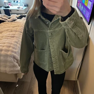Grön jeansjacka från Zara, stl S - Snygg grön jeansjacka från Zara i storlek S. Jackan är köpt nu i somras och har inte hunnits användas så mycket därav sälj🥰jätte fint skick! 