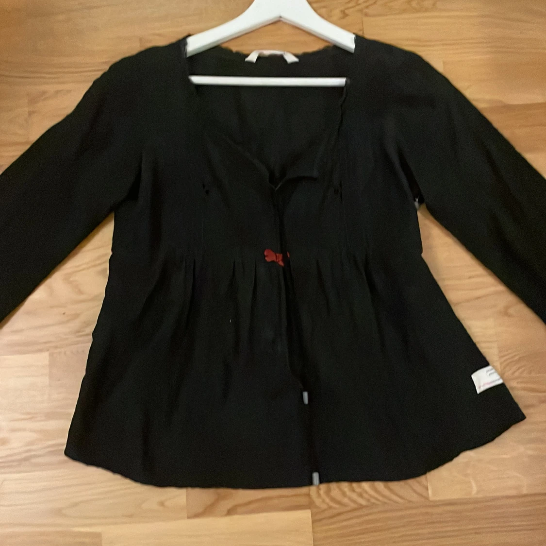 Svart blus med rosett från Odd Molly