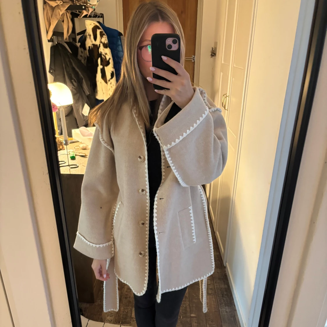 Beige kappa från Neo Noir med bälte
