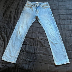  ljusblå jeans straight fit - Ljusblå jeans med klassisk femficksdesign och raka ben. Jeansen är knappt använda!