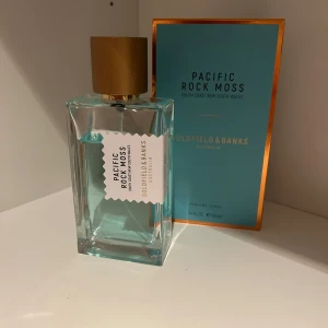 Pacific Rock Moss Eau de Parfum - Fräsch och unik doft från Goldfield & Banks. Parfymen doftar fantastiskt men måste just nu prioritera annat! 80/100 ml är kvar i flaskan. Frakt ingår ej💕
