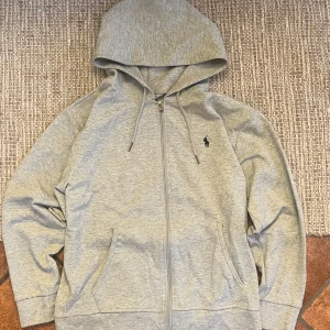 Grå hoodie från Polo Ralph Lauren -  grå hoodie från Polo Ralph Lauren                             Storlek: L - 180cm 