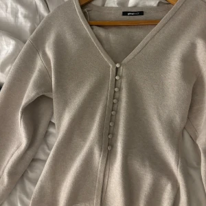 shaped knitted cardigan - Slutsåld tröja från Gina Tricot! Endast använd ett fåtal gånger så har inga tecken på användning! Originalpris: 399kr