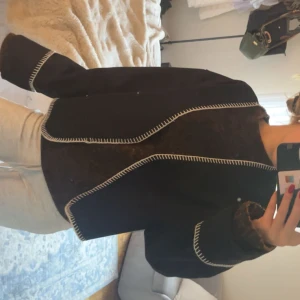 Tunn jacka  - Gullig jacka ursprungligen från Gina Tricot, den översta knappen är lite svår att knäppa annars bra skick😇😇