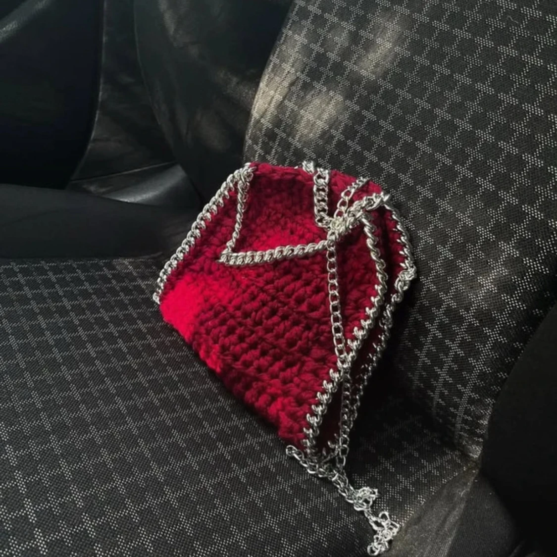 Röd stickad axelväska med kedja - 1