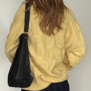 Gul kabelstickad tröja med v-ringning - Mysig gul stickad tröja från Gina Tricot med grovt kabelstickat mönster och v-ringad hals. Tröjan har lång ärm och en loose fit som ger en chill vibe. Perfekt att slänga på sig när det är kyligt ute. Aldrig använd.