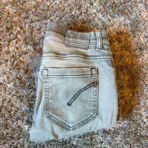 Dondup George jeans  - Säljer ett par dondup jeans i storlek 29 i ganska bra skick då de finns ett hål men är lätt att laga har du några frågor eller funderingar hör av er 