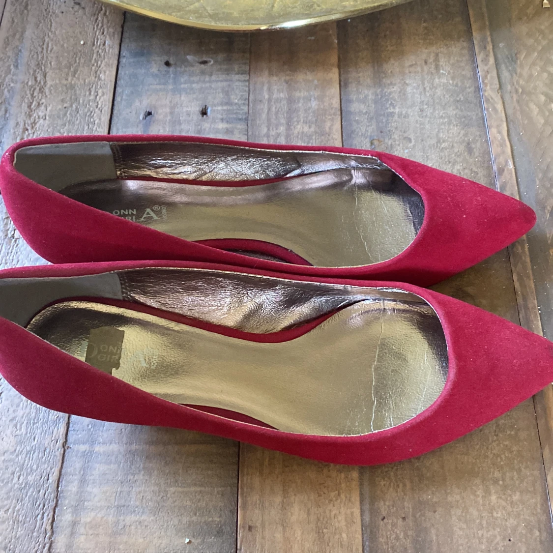 Röda pumps med spetsig tå - 1