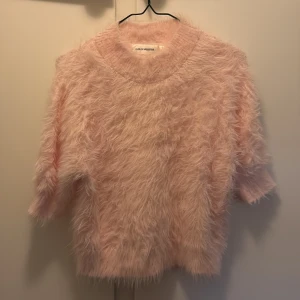 Fluffig rosa tröja från Carin Wester - Supermjuk och fluffig rosa tröja från Carin Wester, super mysig och bara älskar den men lite för kort för min smak💕💕💕