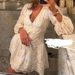 Zara klänning - Superfin klänning från Zara🤍Jag går oftast med på prisförslag