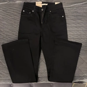 Levis jeans - W26 L32 - high rise booutcut - helt nya + prislapp