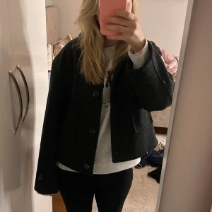 Höstkappa - Säljer denna  jacka då den aldrig kommit till användning, strl S❤️ Nyskick 