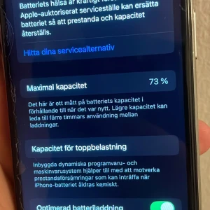 iPhone 11 Pro – Trasig bakskärm, Snapchat bannad (SS06) - Säljer en iPhone 11 Pro (64 GB) med sprucken bakskärm, särskilt vid hörnet och kring kameran. Telefonen fungerar annars som vanligt, men baksidan är skadad. OBS: Snapchat-kontot på telefonen är bannat bannat (SS06), så appen går inte att använda på denna enhet. Telefonen är annars fullt fungerande, bra för någon som vill reparera den eller använda den för reservdelar. Kommer utan originalförpackning.