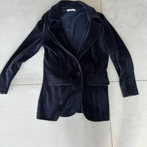 Navy kavaj - Knappt använd i storlek m.