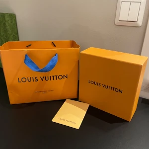 Louis Vuitton boxar  - från Louis Vuitton, levereras i original orange box och dustbag med blå detaljer. Klassisk design med tydlig logga och lyxig känsla. Perfekt för dig som vill sticka ut med stil på rummet eller prydnad 