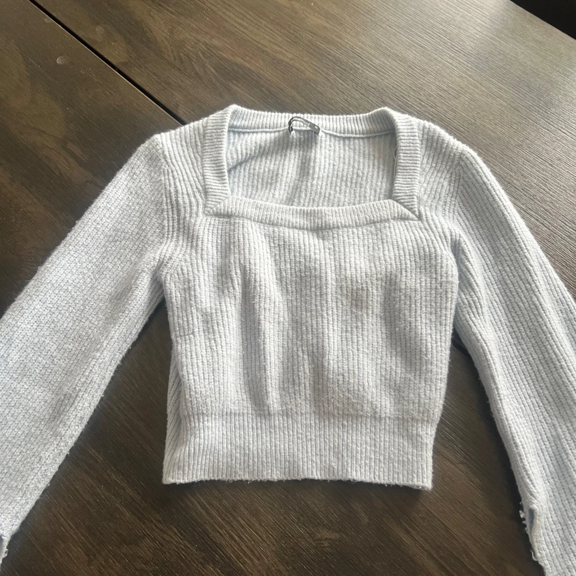 Ljusgrå ribbad stickad topp Gina Tricot