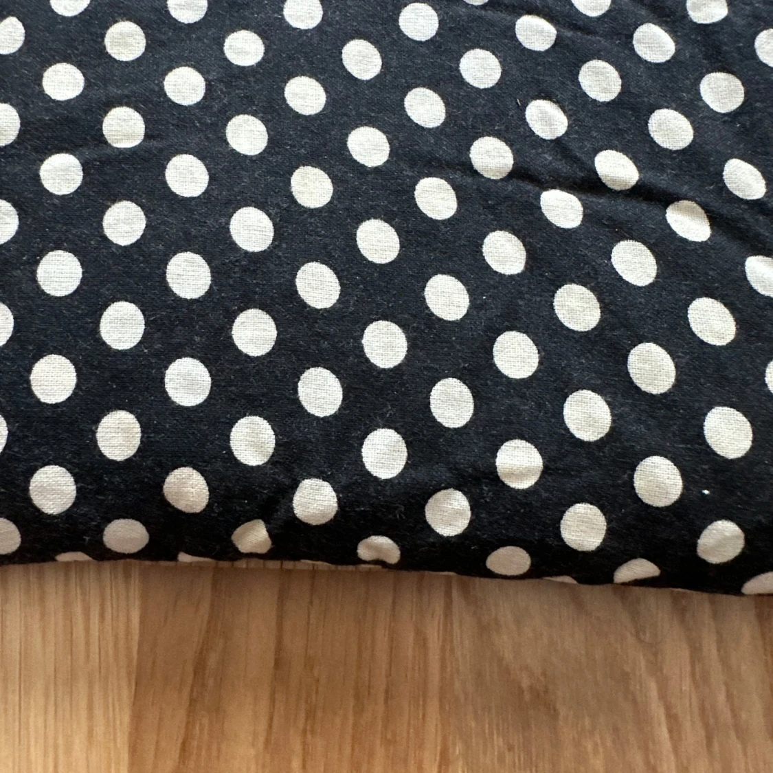 Svart Prickig Vetekudde - 4