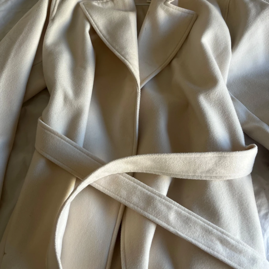 Beige kappa med bälte och krage - 2