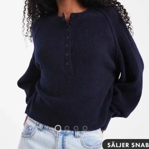 Mörkblå/marinblå stickad tröja  - Mysig, marinblå stickad tröja med knappar upptill. Helt ny med prislapp kvar. Säljer pga att tiden för att returnera gått ut 😅 nypris 399 kr!