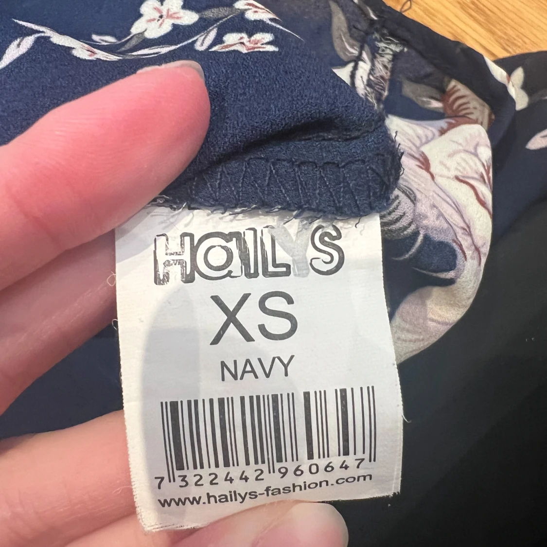 Blommig blus från Hallys i marinblått xs  - 3