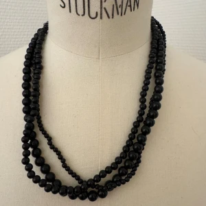 Svart pärlhalsband i flera rader - Krimskrams. Halsband. Hämtas i Hägersten om du vill slippa frakt. Var även uppmärksam på när Plick erbjuder fraktfritt ibland på dyrare plagg. Följ mig gärna. Har mycket att lägga ut i olika storlekar! 