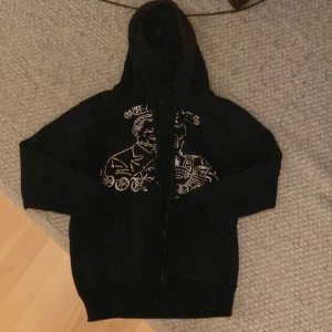 Rhinestone hoodie - Hej!👋 nu sälje rush min rhinestone hoodie då jag inte använder den. Använd fåtal gånger. Bra skick, skriv vid intresse pris kan diskuteras 
