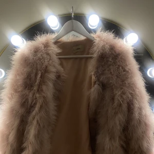 Ljusrosa fluffig pälsjacka från WOS - En super snygg rosa päls jacka!!🥹🥹💕💕 som är jätte fin men samtidigt super snygg, och trendig🍒🍒🍒