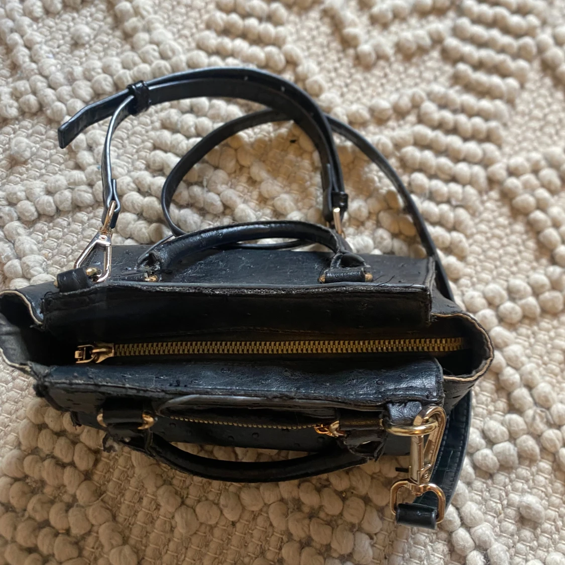 Svart handväska med guldiga detaljer - 2