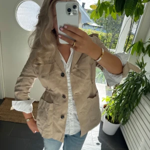 Beige kort trenchcoat  - Storlek xs från Zara 