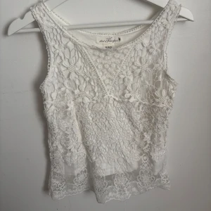 Vit spetslinne med blommönster - OBS! Det står storlek M men den är ganska liten i storlek så skulle faktiskt säga S till och med XS! 🩷Supersött vitt linne med blommig spets och  detaljer. 