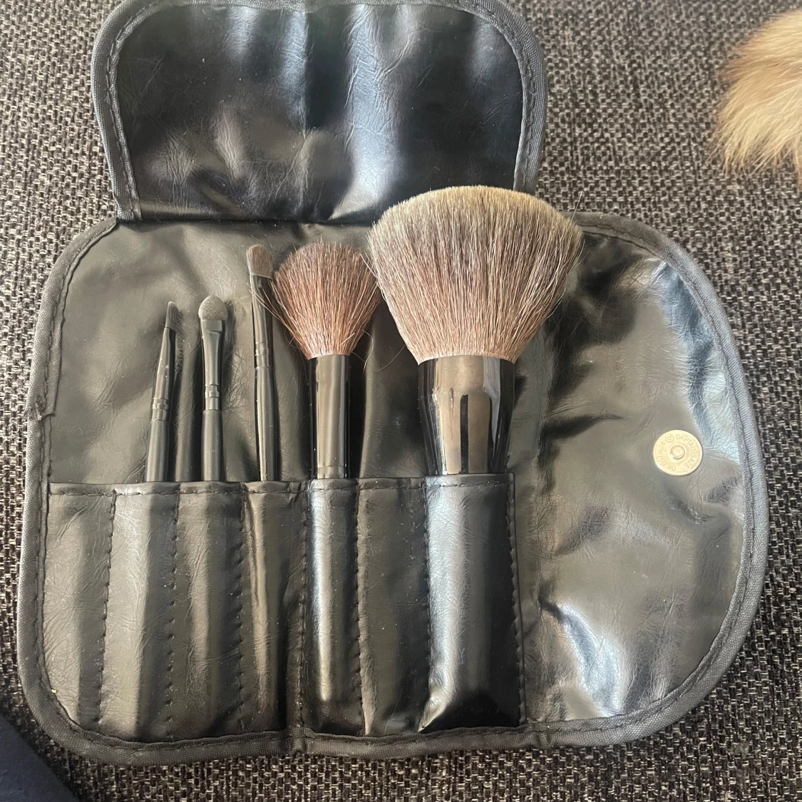 MAC sminkborstar i svart fodral