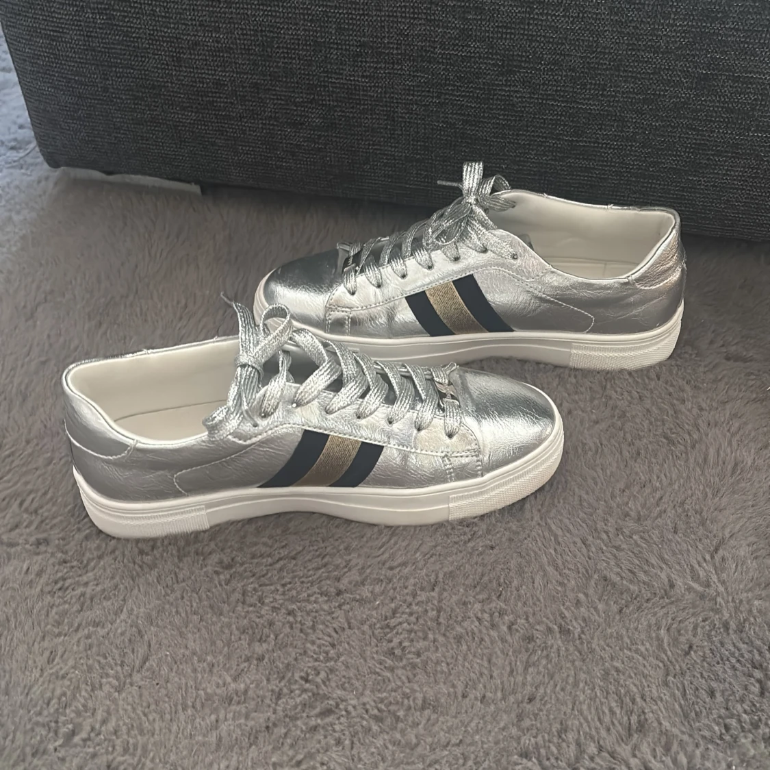 Silvriga sneakers med pärlbi - 2