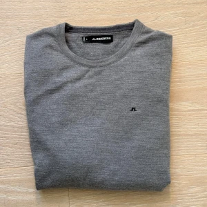 J Lindeberg Tröja - Schysst stickad merinoull tröja från J Lindeberg, perfekt inför höst/vinter. Är medium men sitter som en small pga krympning. Hör av er vid eventuella frågor!