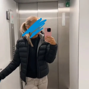 Svart pufferjacka med dragkedja - Säljer en svart pufferjacka från colmar. Den har en normal passform. Väldigt fint skick andvänd en vinter.