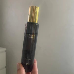 Zara Supreme Vanilla Parfym - Supreme Vanilla Eau de Parfum från Zara. Säljer då jag har en likadan❤️perfekt nu till hösten