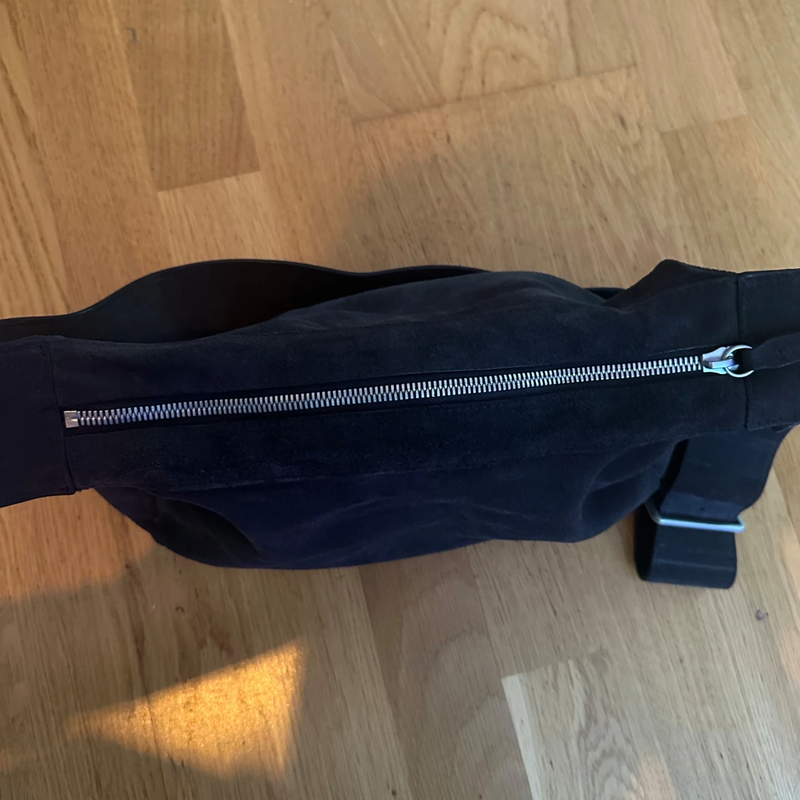 Svart axelväska i mocka från COS - 3