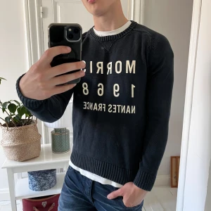 Morris tröja mörkblå S - Morris tröja mörkblå S, inga defekter! Modellen är 180,75 kg och tröjan sitter lite litet på honom. ✌️