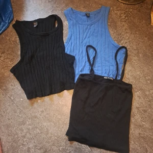 3 toppar  - Klädpaket med toppar  Svart ribbad topp & Blå ribbat topp shein, str, 38 (M), 93% bomull, 7% elastane 🩷  svart linne Zara, str L (liten i storleken)  