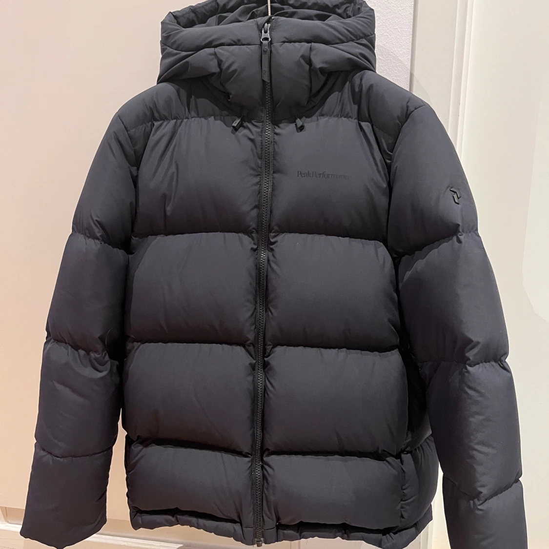 Svart pufferjacka Peak Performance S