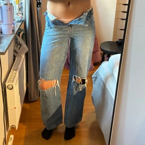 Jeans - Säljer dessa snygga jeans ifrån lager 157 då de är alldeles för små för mig. (Är 173 och bär oftast S i jeans). De är knappt använda och ser nya ut.