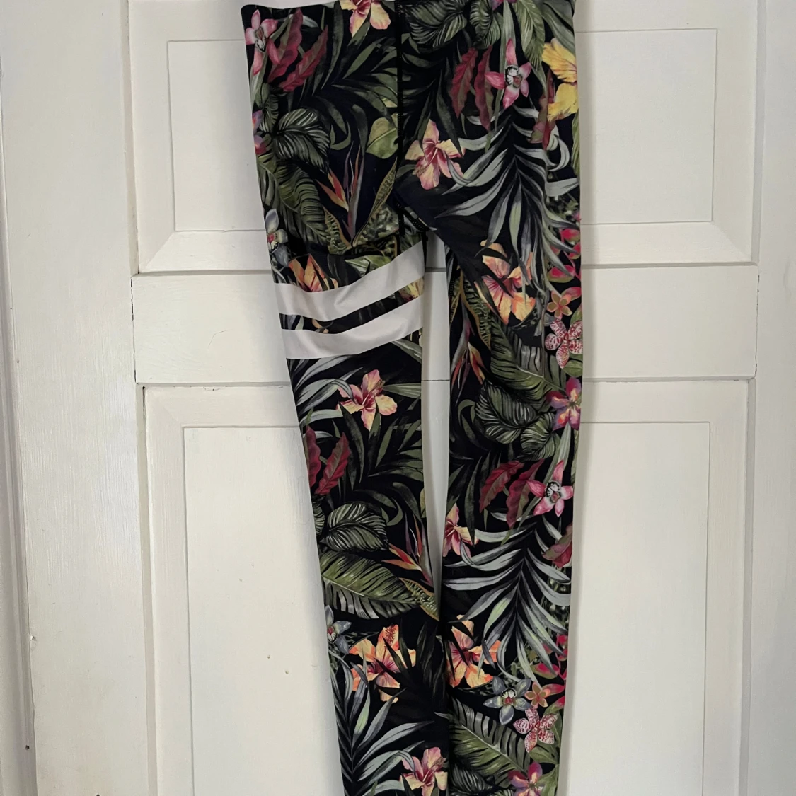 Stronger leggings med tropiskt mönster - 1